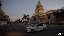 Una patrulla de la policía en La Habana. (Yamil Lage/AFP/Archivo)