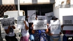 Personas con familiares detenidos protestan frente a la Fiscalía General de la República en Caracas, Venezuela, el miércoles 30 de octubre de 2024. (Foto AP/Ariana Cubillos)