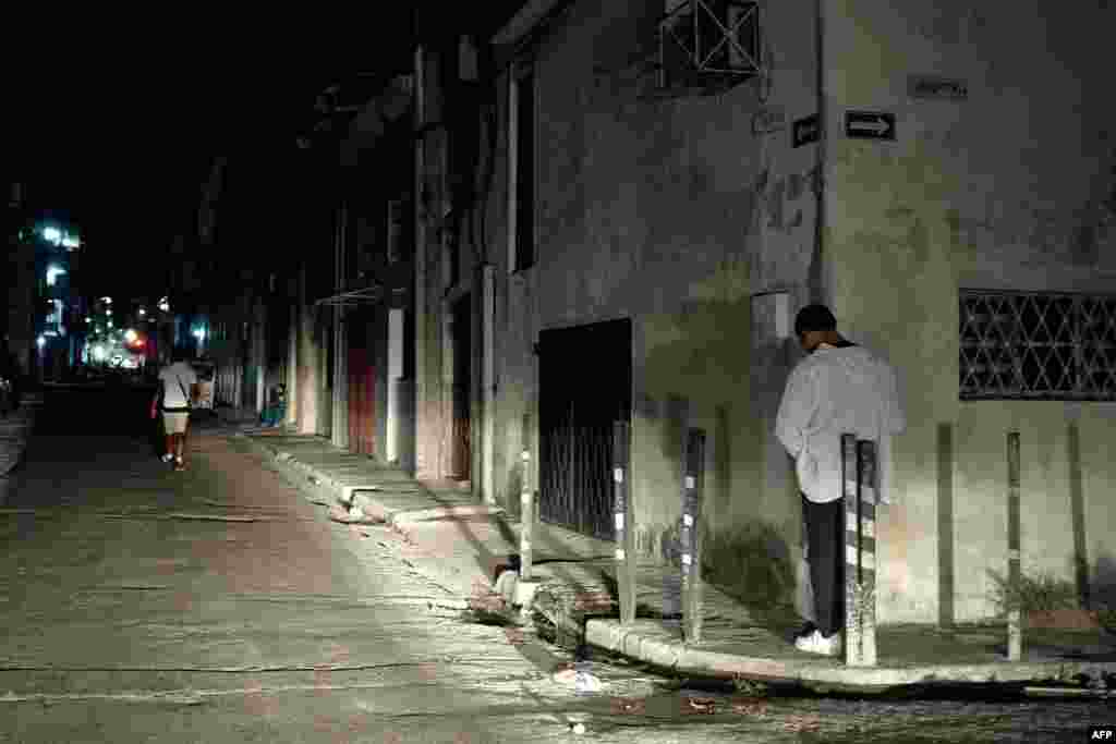 Sólo las luces de los autos alumbraron las calles de la ciudad de La Habana.&nbsp;