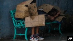 Un cubano duerme en una parada de ómnibus, en La Habana, durante el paso del huracán Rafael, en noviembre de 2024. (AP/Ramon Espinosa)